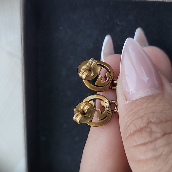 Elegant Gold and Pearl Drop GG Earrings - Picture 3 of 5